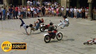 Jackie Chan and Yuen Biao punished motorcyclists in the square / Wheels on Meals (1984)