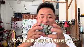 一块表现还可以的翡翠原石，一刀切开，很意外吧