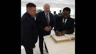 После встречи с Лукашенко Президент Экваториальной Гвинеи оставил запись в книге почётных гостей!