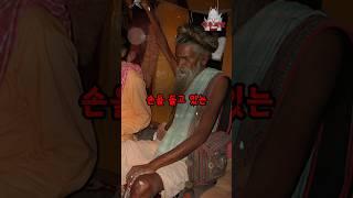 50년동안 손을 들고 있는 사람 ㄷㄷ
