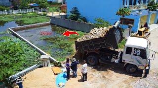 Attention driver!! KOMATSU D20A dozer pour stone delete floodland to build fondation with dump truck