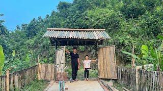 Uncle Dong completed 100% of the bamboo gate. Ngoc Han grows many beautiful flowers