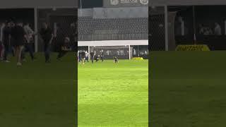 Yuri Alberto pagando promessa na Vila Belmiro após marcar gol após 10 jogos sem marcar