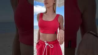 Красный топ и спортивные шорты