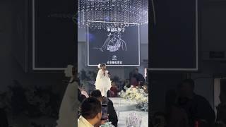  „爱之花开放的地方，生命便能欣欣向荣。“ —— 梵高  #婚礼现场 #感人时刻