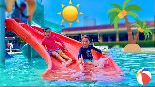 Parque aquático no hotel fazenda: brincadeiras na piscina. Crianças em férias em família.