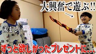 ゆうだい６歳の誕生日パーティー‼︎剣をもらい大はしゃぎの主役といじける次男...w