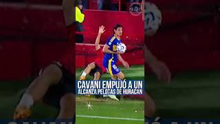 Edinson Cavani empujó a un alcanza pelota de huracan 