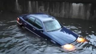Dit geloof je niet! Automobilisten met auto en al kopje onder op Binckhorstlaan in Den Haag