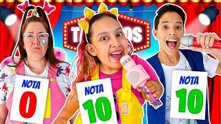 Maria Clara e amigos brincam em um Divertido Show de Talentos | Video for kids