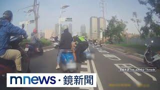 危險！酒駕騎車不穩遭警攔查　加速想溜卻摔車｜#鏡新聞