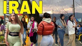 Street style of Iranian girls and boys at night in Shiraz_IRANخیابان معالی آباد