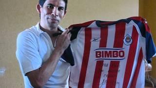 JONNY MAGALLON FIRMO PLAYERA DE CHIVAS PARA MARI EN OCOTLAN JALISCO