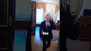 ông Putin có hành động kì lạ