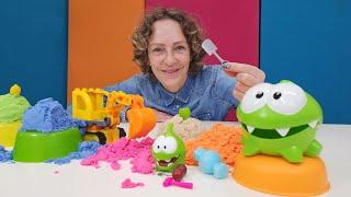 Farben Lernen mit Nicole - OmNom spielt mit kinetischem Sand - Spielzeugvideo für Kinder