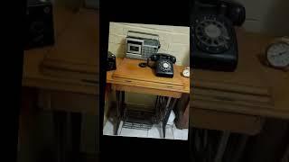Maquina de coser antigua, telefono y grabadora de cassettes