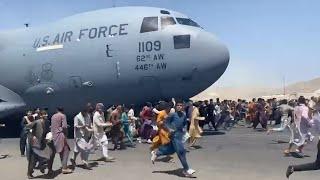 تماشا کنید: افغان ها در کنار هواپیمای نظامی آمریکا در فرودگاه کابل می دوند