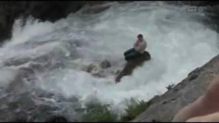 Krimmler Wasserfälle Rettung per Hubschrauber Mann sitzt am Stein nach Absturz