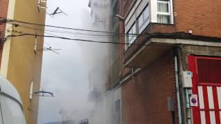 El intenso humo de un incendio ha sobresaltado a los vecinos de Portugalete a mediodía de hoy.