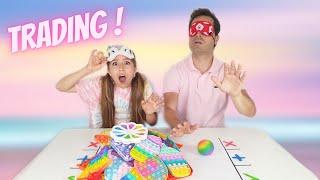 FIDGET TOYS TRADE à L'AVEUGLE (Pop it, Squishy, etc...) Père VS Fille // Kiara Paris 