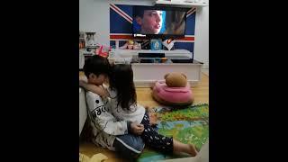 Anak Kecil Berciuman Ketika Melihat Tayangan Televisi Adegan Berciuman (Ya Ampun)