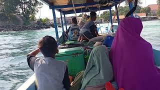 Naik Perahu tradisional di Pulau Tidung Kepulauan Seribu