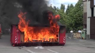 Wie schnell steht ein Zimmer in Vollbrand? Schau-Übung der Berliner Feuerwehr