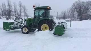 4066R déneigement frontal en action