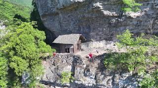 贵州大山上发现一座奇特木屋，竟夹建在悬崖之间，真是太吓人了！｜Wooden house between cliffs on the mountain in Guizhou