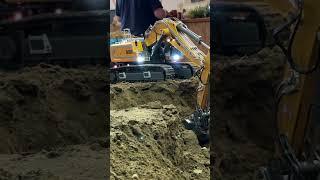 Cool RC Digger at work !!