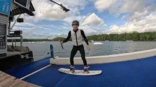 Wakeboard Anfänger der 360 auf der Box und dem Kicker