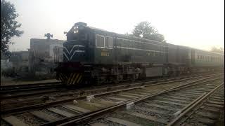 17 UP PAKISTAN MILLAT EXPRESS ARRIVAL AT SARGODHA JUNCTION RAILLION VLOGS