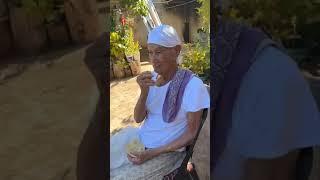 Doña Ramona haciendo tortillas gorditas a sus 88 años de edad