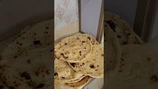 من تنور بيتنا، خبز يمني أصيل، ريحته تكسر الجوع، وطعمه يونس القلب!
