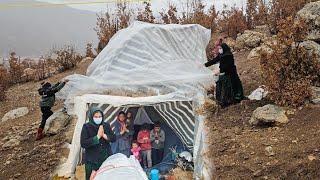 "Very heavy rain: Operator Reza's creative plastic solution for Suzanne and his children!"