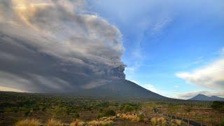 Timelapse shows Bali volcano Mount Agung spewing ash after minor eruptions