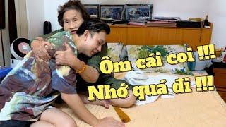 Qua nhà anh Hoài Linh thăm mẹ, mẹ khoe anh Bốn xách 35 kí hồng từ Mỹ về .