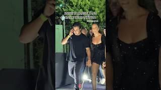 Ivete Sangalo chegando acompanhada do filho Marcelo Cady no Baile da Santinha