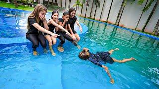 SOS! AS VALENTONAS ME EMPURRARAM NA PISCINA 