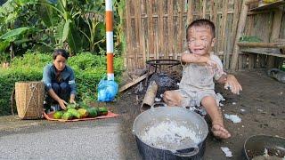 Mom was away from home, so hungry that her son went to the kitchen to cook for himself /ngohongthai