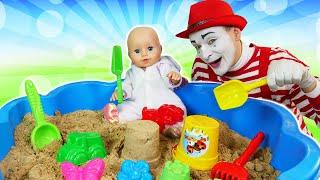 Куклы в видео для детей - Беби Бон лепит куличики! - Весёлые игры с Baby Born в песочнице.