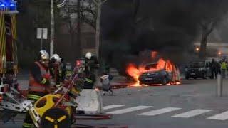 "Gilets jaunes" : des voitures en feu près de la Tour Eiffel