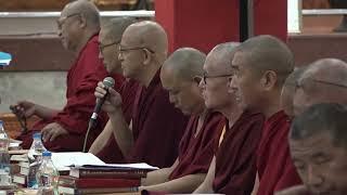 མཁས་མང་བློ་གསལ་གླིང་གྲྭ་ཚང་གི་གཞུང་ཆེན་ཁག་གི་དཀའ་གནད་དོགས་གཅོད་བྱེད་བཞིན་པའི་ཟུར་ཞིག