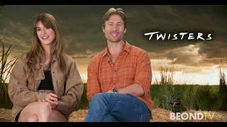Glen Powell and Daisy Edgar-Jones on how "Twisters" pays tribute to the original