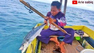 MANCING TENGGIRI PAKAI UMPAN IKAN GEMBONG HIDUP, DITENGAH OMBAK BESAR LANGSUNG DISAMBAR