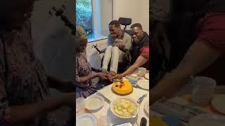 Abdoulaye Seydi Coupe Son Gâteau D'anniversaire