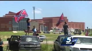 Durant residents welcome President Barack Obama in different ways