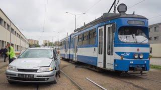 W zajezdni Podgórze można było zobaczyć skutki zderzenia tramwaju z samochodem