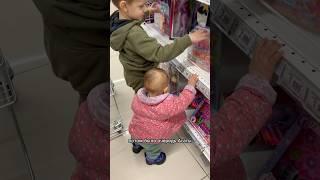 Дети тратят деньги в детском мире