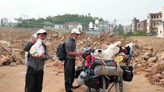 The poor tour brothers rode Tibet to camp in the village. The villagers directly called the police